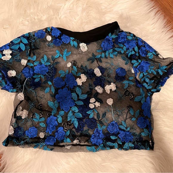Tops - Embroidered crop top